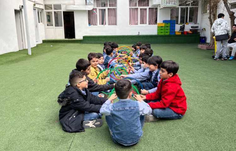 کار با حلقه جهت تقویت عمل و عکس العمل،همکاری و همدلی گروهی انجام شد 2