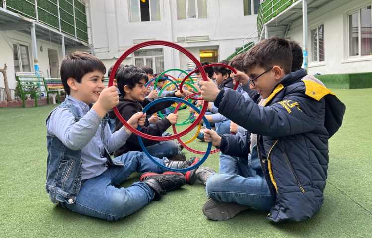 کار با حلقه جهت تقویت عمل و عکس العمل،همکاری و همدلی گروهی انجام شد