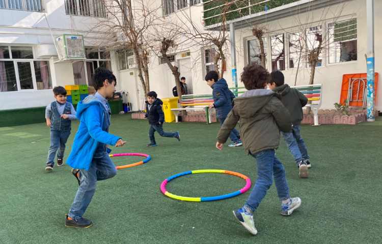 کار با حلقه جهت تقویت عمل و عکس العمل،همکاری و همدلی گروهی انجام شد 4