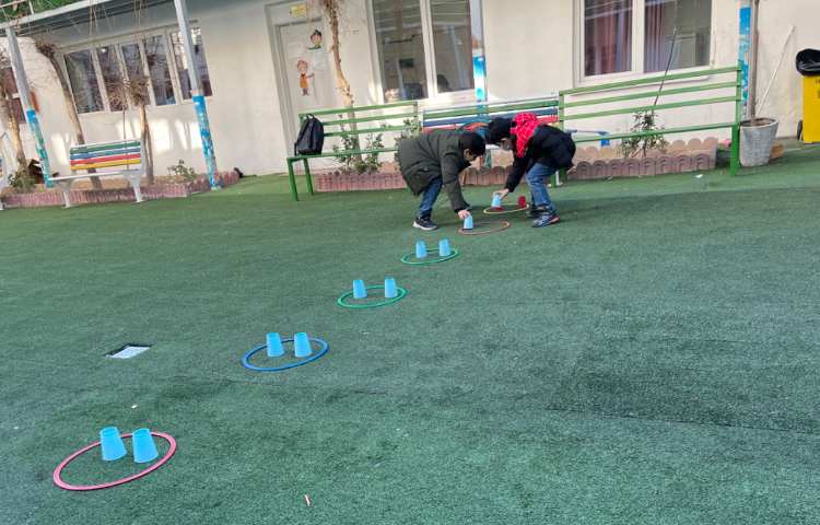 کار با حلقه و کاپ جهت تقویت هماهنگی عصب عضله/چابکی/تقویت دو نیم کره مغز انجام شد 2