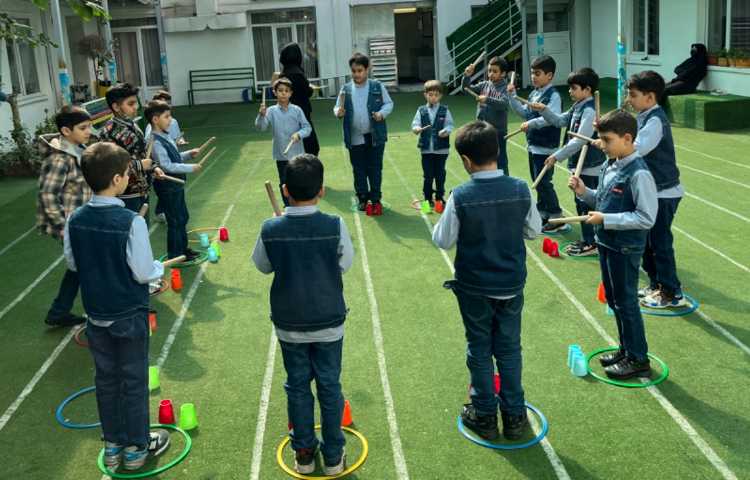 کار با چوبک و کاپ و حلقه برای هماهنگی عصب عضله_ عمل و عکس العمل 2