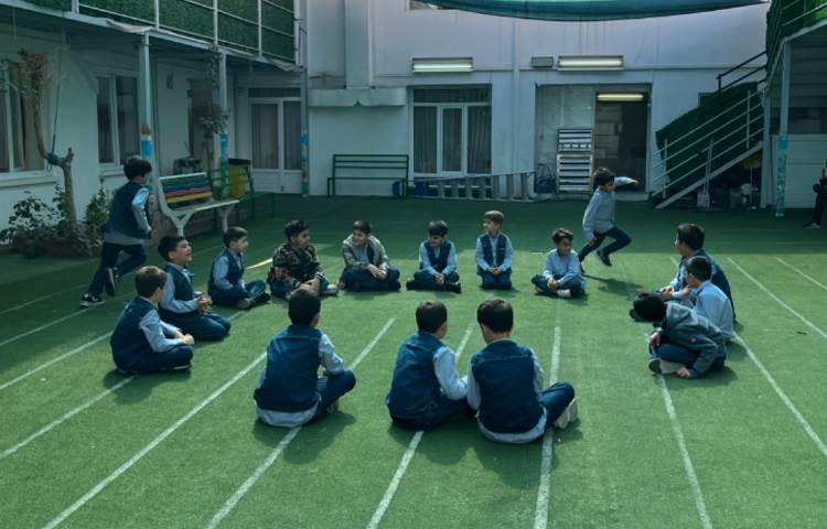 کار با چوبک و کاپ و حلقه برای هماهنگی عصب عضله_ عمل و عکس العمل 3