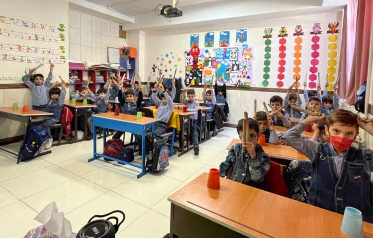 کار با کاپ و چوبک جهت تقویت هماهنگی گروهی،چشم و دست و عصب عضله انجام شد. 1