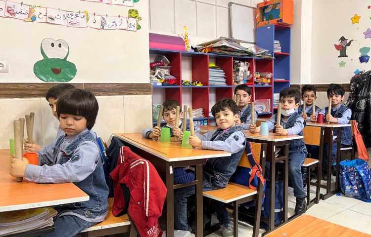 کار با کاپ و چوبک جهت تقویت هماهنگی گروهی،چشم و دست و عصب عضله انجام شد.