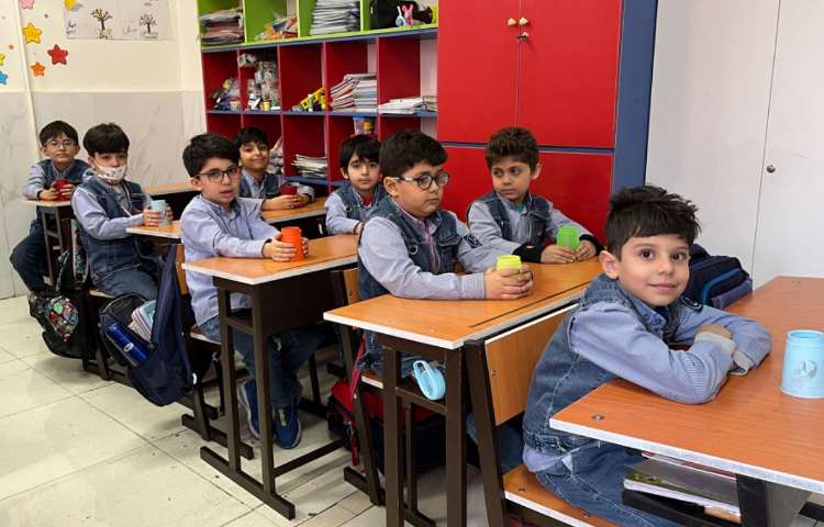 کار با کاپ و چوبک جهت تقویت هماهنگی گروهی،چشم و دست و عصب عضله انجام شد. 1