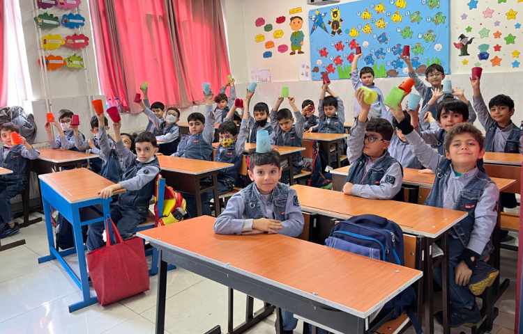 کار با کاپ و چوبک جهت تقویت هماهنگی گروهی،چشم و دست و عصب عضله انجام شد. 2