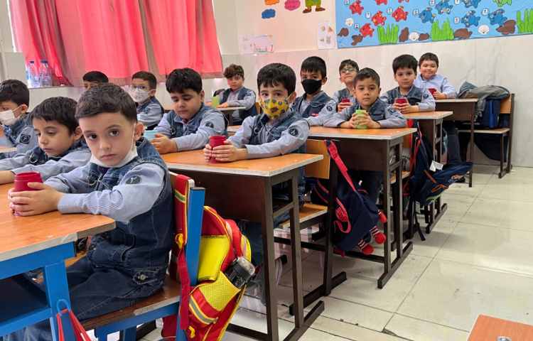 کار با کاپ و چوبک جهت تقویت هماهنگی گروهی،چشم و دست و عصب عضله انجام شد.