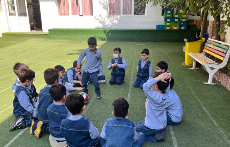 کار با کاپ و چوبک جهت هماهنگی دو نیم کره،عصب عضله و تعادل انجام شد