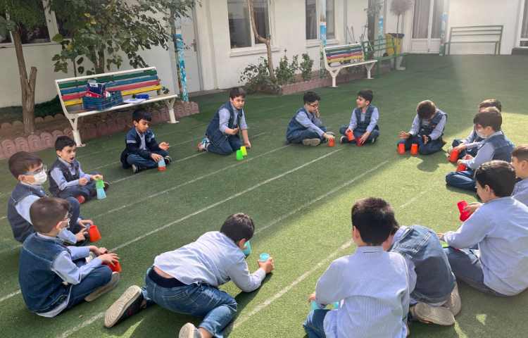 کار با کاپ و چوبک جهت هماهنگی دو نیم کره،عصب عضله و تعادل انجام شد 2