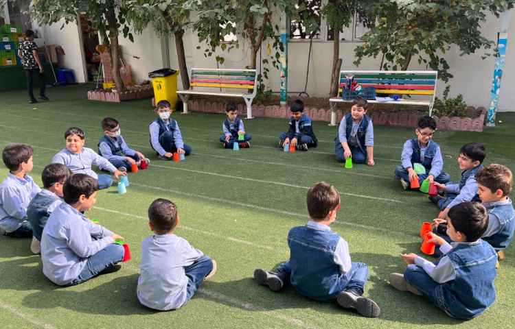 کار با کاپ و چوبک جهت هماهنگی دو نیم کره،عصب عضله و تعادل انجام شد 3