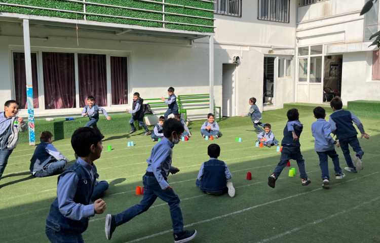 کار با کاپ و چوبک جهت هماهنگی عصب عضله و دو نیم کره و تعادل انجام شد