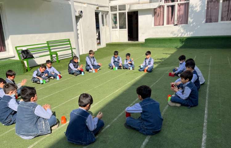 کار با کاپ و چوبک جهت هماهنگی عصب عضله و دو نیم کره و تعادل انجام شد 2