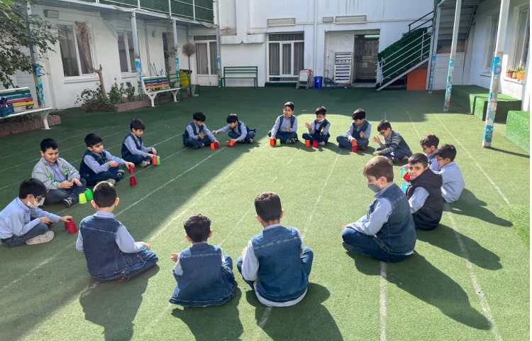 کار با کاپ و چوبک جهت هماهنگی عصب عضله و دو نیم کره و تعادل انجام شد 3