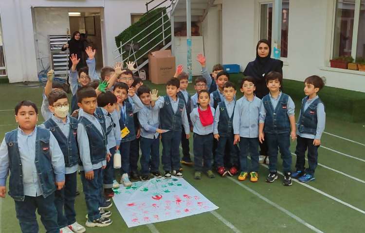 کار با گواش روی پارچه نقاشی پرچم ایران برای نگاره 3 درس فارسی 1