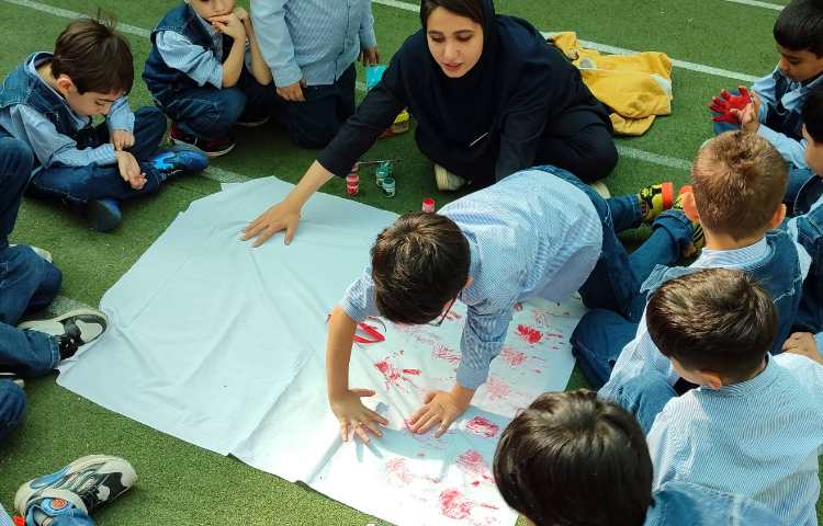 کار با گواش روی پارچه نقاشی پرچم ایران برای نگاره 3 درس فارسی 3