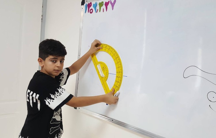 کار با گونیا و نقاله با هدف اندازه‌گیری زاویه‌ها