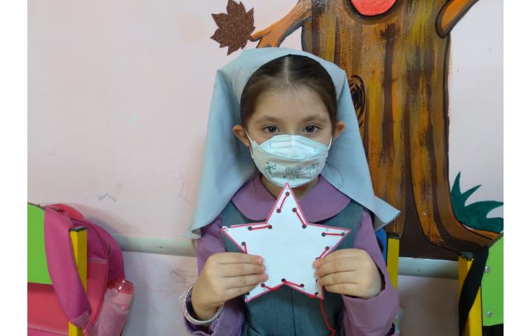 کار دوخت با رد کردن نخ از سوراخ های شکل ستاره با هدف تقویت مهارت دست ورزی و هماهنگی چشم و دست