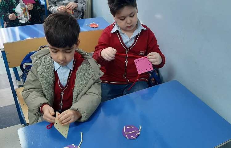 کار دوخت با عزیزانم در کلاس شاپرک 1