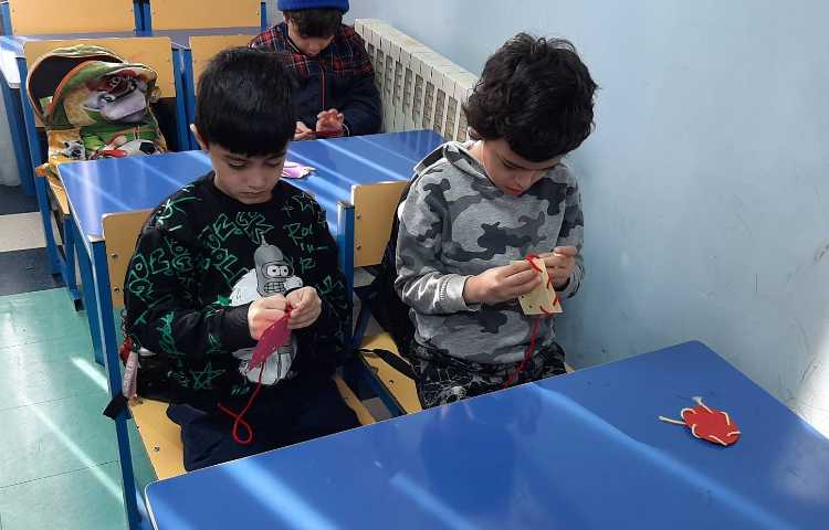 کار دوخت با عزیزانم در کلاس شاپرک 2