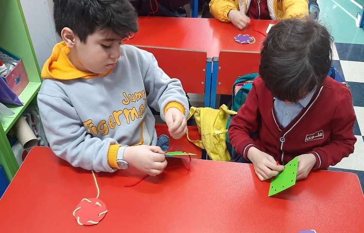 کار دوخت با عزیزانم در کلاس شاپرک 4