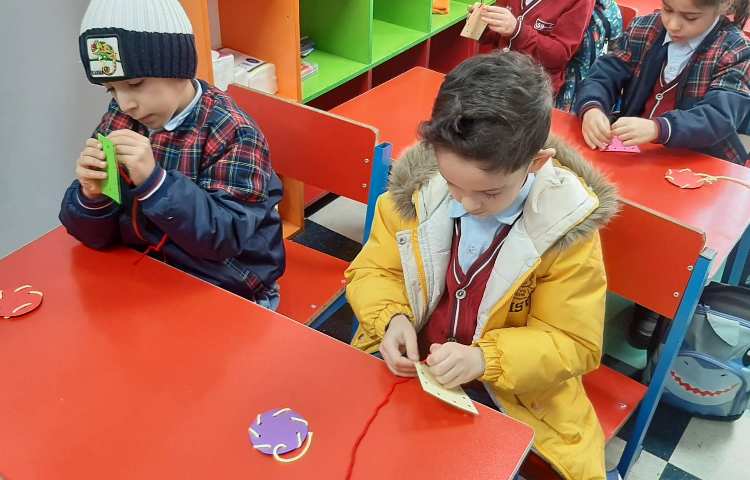 کار دوخت با عزیزانم در کلاس شاپرک 5