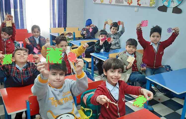 کار دوخت با عزیزانم در کلاس شاپرک 6