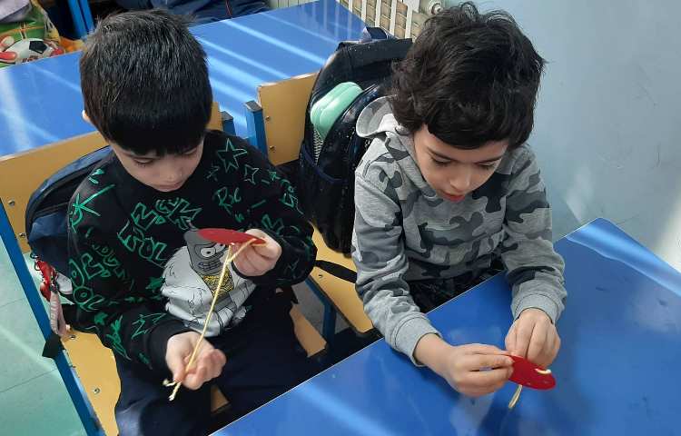 کار دوخت با عزیزانم در کلاس شاپرک 7