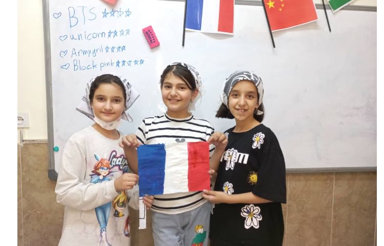 کار گروهی دانش آموزان برای تهیه پوستر و پرچم کشور فرانسه با هدف آشنایی با فرهنگ ملل 1