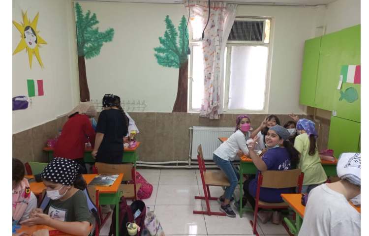 کار گروهی دانش آموزان برای تهیه پوستر و پرچم کشور فرانسه با هدف آشنایی با فرهنگ ملل 2