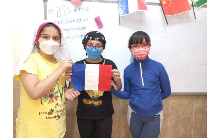 کار گروهی دانش آموزان برای تهیه پوستر و پرچم کشور فرانسه با هدف آشنایی با فرهنگ ملل 3