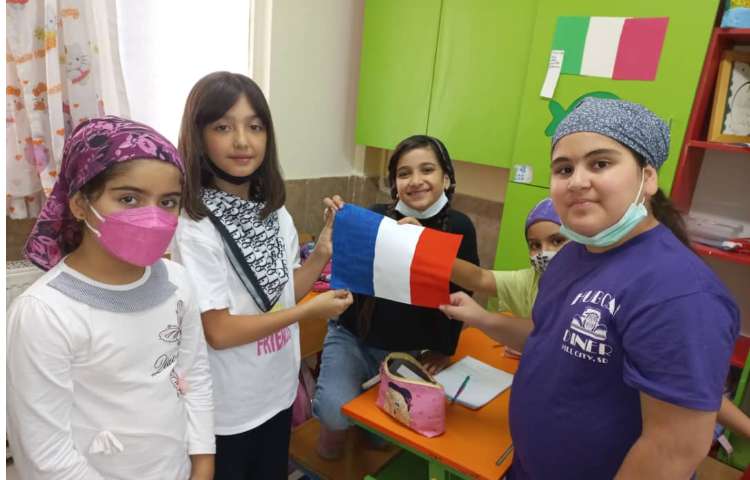 کار گروهی دانش آموزان برای تهیه پوستر و پرچم کشور فرانسه با هدف آشنایی با فرهنگ ملل