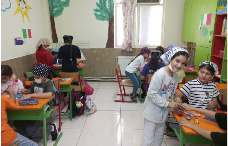 کار گروهی دانش آموزان برای تهیه پوستر و پرچم کشور فرانسه با هدف آشنایی با فرهنگ ملل 5