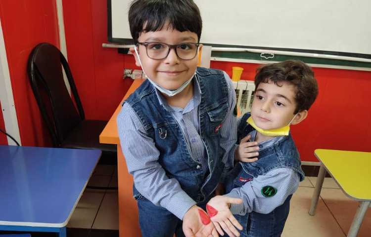 کامل کردن قلب با دستان یکدیگر چالش روز مهربانی 1