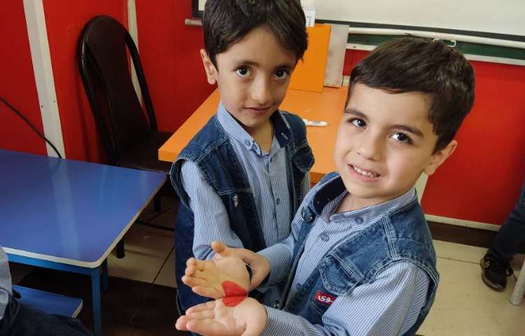 کامل کردن قلب با دستان یکدیگر چالش روز مهربانی 2