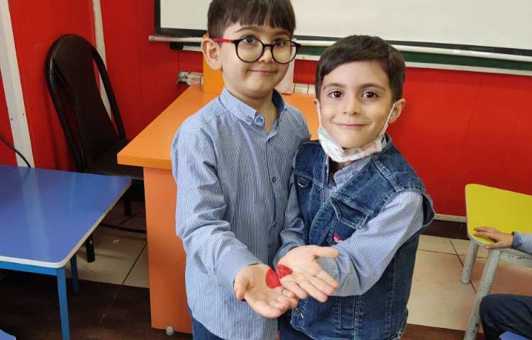 کامل کردن قلب با دستان یکدیگر چالش روز مهربانی 3