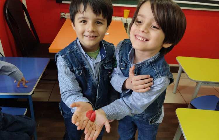 کامل کردن قلب با دستان یکدیگر چالش روز مهربانی 4