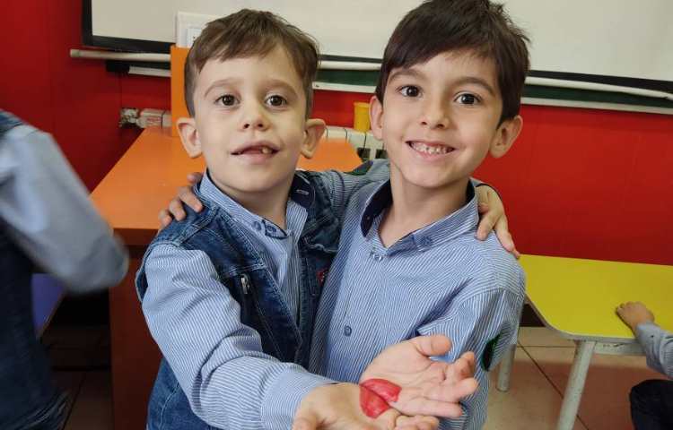 کامل کردن قلب با دستان یکدیگر چالش روز مهربانی 5