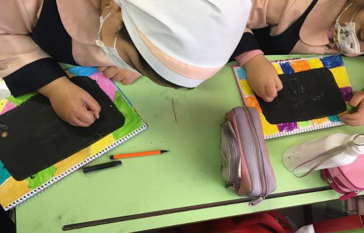 کامل کردن نقاشی سیاه کاری با پاستل 1