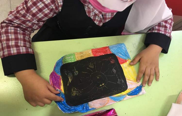 کامل کردن نقاشی سیاه کاری با پاستل 2