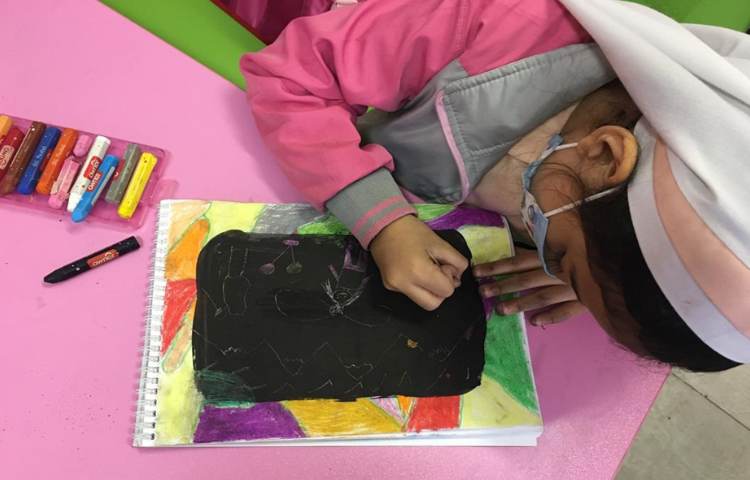 کامل کردن نقاشی سیاه کاری با پاستل 3