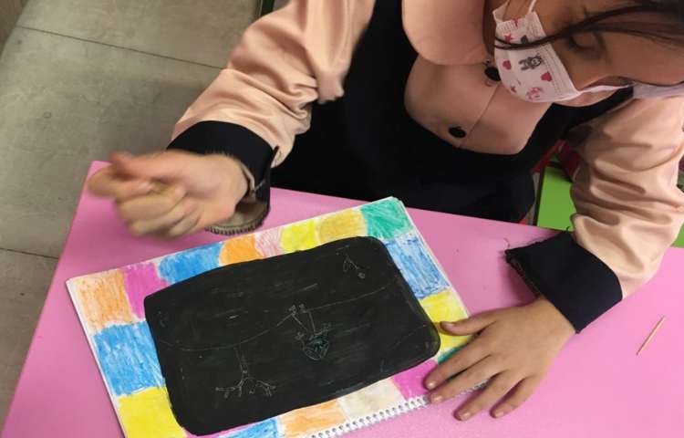 کامل کردن نقاشی سیاه کاری با پاستل 4