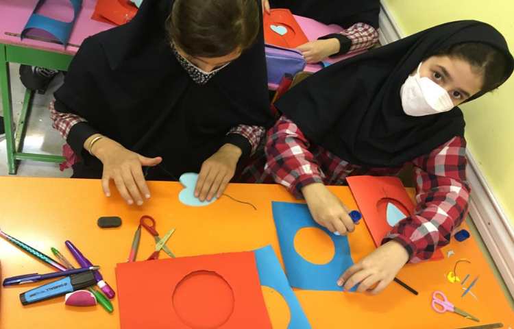 کامل کردن کاردستی کارت پستال روز معلم 1