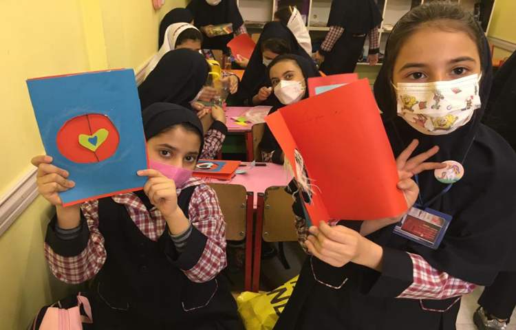 کامل کردن کاردستی کارت پستال روز معلم 10