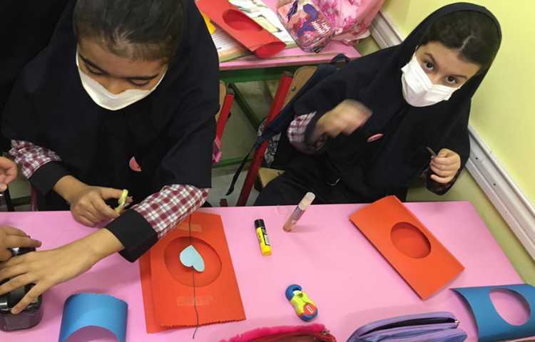 کامل کردن کاردستی کارت پستال روز معلم 3