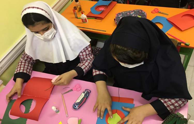 کامل کردن کاردستی کارت پستال روز معلم 5