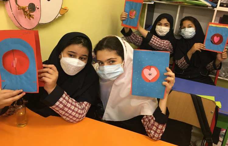 کامل کردن کاردستی کارت پستال روز معلم 6