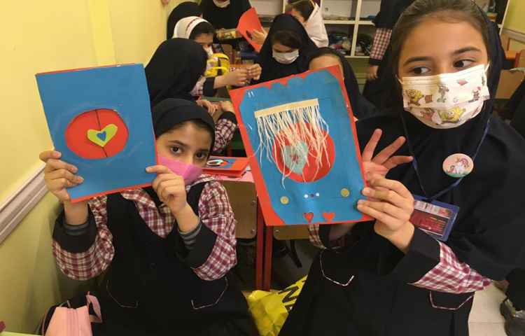 کامل کردن کاردستی کارت پستال روز معلم 8