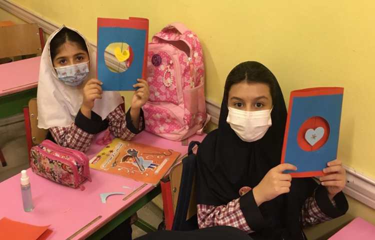 کامل کردن کاردستی کارت پستال روز معلم 9