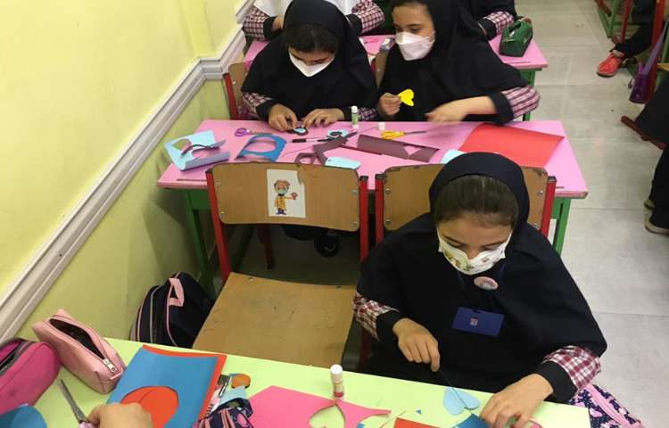 کامل کردن کاردستی کارت پستال روز معلم