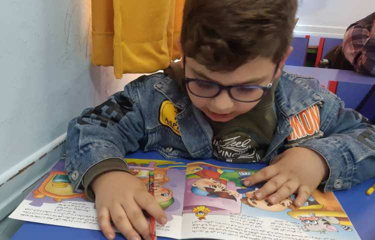 کتابخوانی دانش آموزان پایه اول دبستان 1